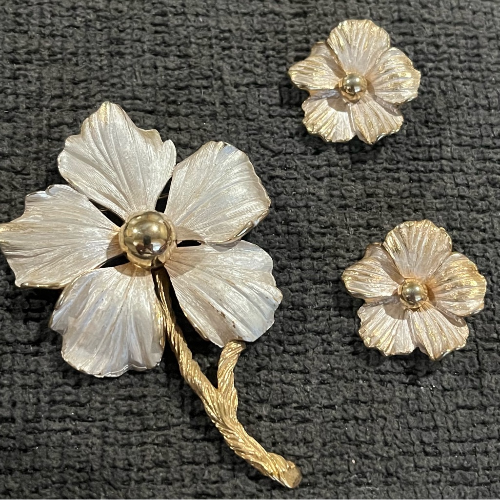 Elegant Pastelli Gold And Silver Floral Jewelry Set